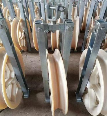 खरीदें Durable 1040mm Wheel Nylon Stringing Pulley Block with Galvanized Surface for Power Line Construction online manufacture