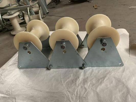 खरीदें 10 किलो वजन 130 मिमी केबल क्षमता और भूमिगत केबल की सुचारू स्थापना के लिए 1 वर्ष की वारंटी के साथ मैनहोल केबल रोलर online manufacture