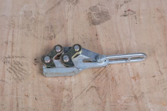 खरीदें Durable Earth Wire Tensioning Clamp for 50-70mm² with 20-30 kN Load Capacity and Quick Cam-Locking online manufacture