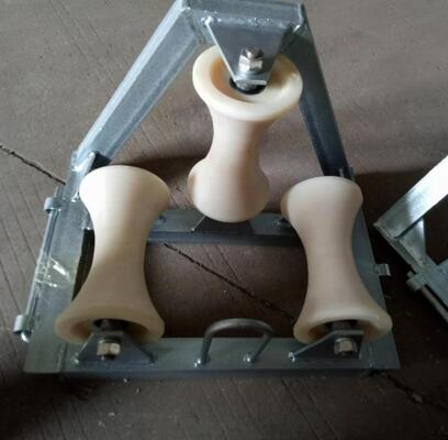 खरीदें औद्योगिक 90-डिग्री कोण केबल रोलर गाइड नायलॉन पहियों और 10KN नामित भार के साथ चिकनी केबल खींचने के लिए online manufacture