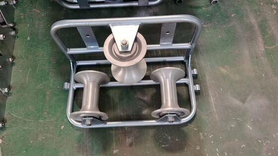 खरीदें चिकनी केबल स्थापना के लिए 10kN भारी-ड्यूटी गैल्वेनाइज्ड एल्यूमिनियम ट्रिपल कॉर्नर केबल गाइड रोलर online manufacture