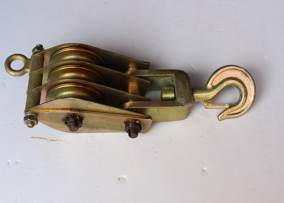 टावर इरेक्शन और लिफ्टिंग पुली अनुप्रयोगों के लिए गैल्वेनाइज्ड फ्रेम के साथ 10kN तीन-पहिया स्टील होइस्टिंग टैकल